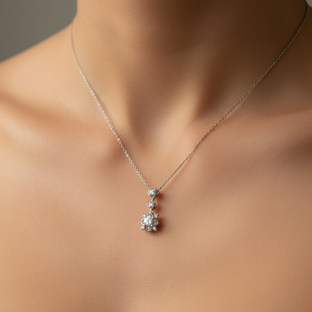 Тройна висулка от злато с диаманти и златен синджир бяло злато 14 карата