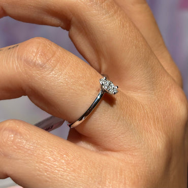 Диамантен пръстен за годеж с тънка златна халка и диаманти 0.06 карата