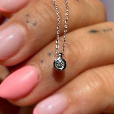 Дамско златно колие с малък диамант и тънка верижка от 14 карата бяло злато