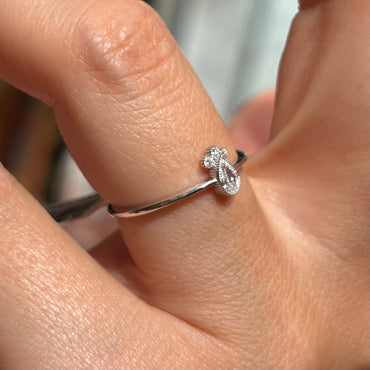 Годежен пръстен бяло злато с диаманти във форма капка и три брилянта, изработен от 18 карата бяло злато