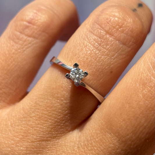 Класически пръстен от бяло злато с диамант 0.18 карата