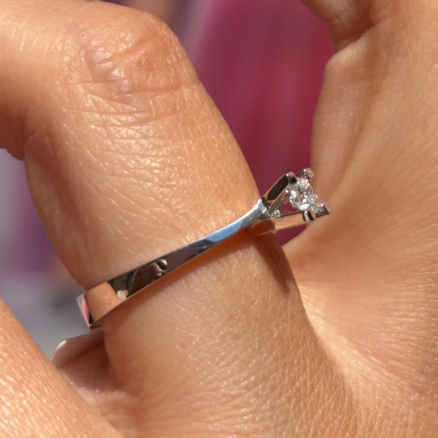 Класически пръстен от бяло злато с диамант 0.18 карата