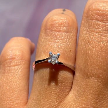 Класически пръстен от бяло злато с диамант 0.18 карата