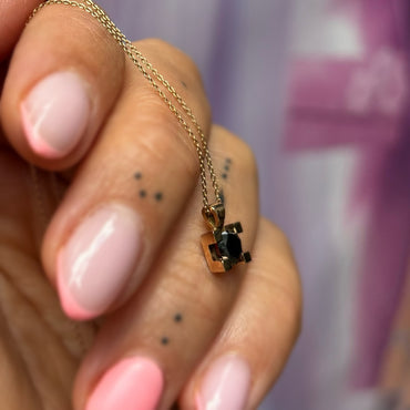 Висулка от розово злато с черен диамант 0.41 карата