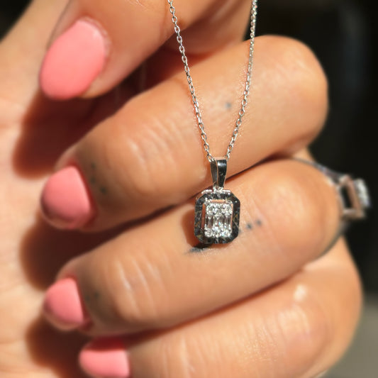 Златна диамантена висулка от колекция Baguette с 0.12 карата диаманти