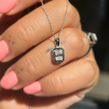 Колие от бяло злато с диаманти и тънка златна верижка