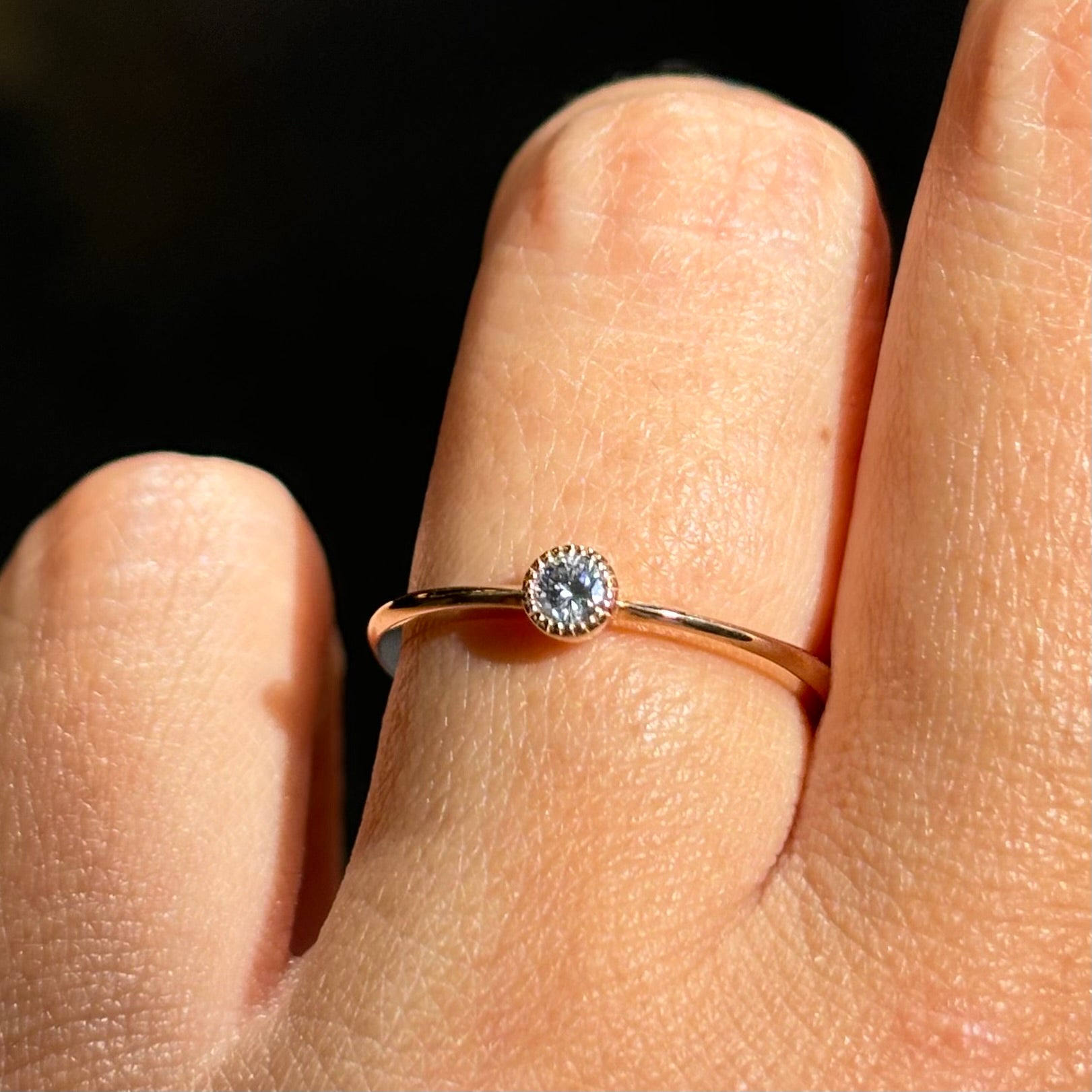 Women's ring in rose gold with a diamond in a setting carats