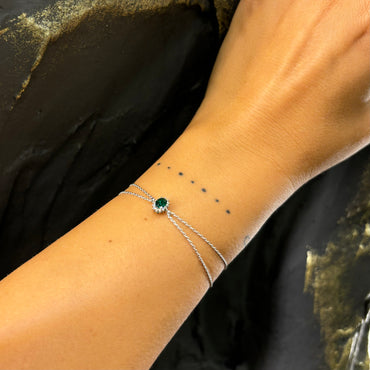 Нежна диамантена гривна от бяло злато със смарагд. Двойна гривна с диаманти и изумруд от най-високо качество, част от нашите модели златни гривни за жена