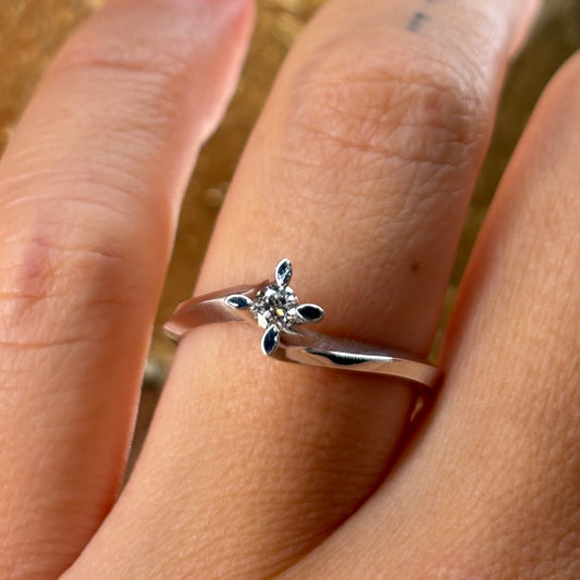 Красив женски годежен пръстен с диамант, изработен от бяло злато пръстен за годеж в класически дизайн с диамант 0.11 карата