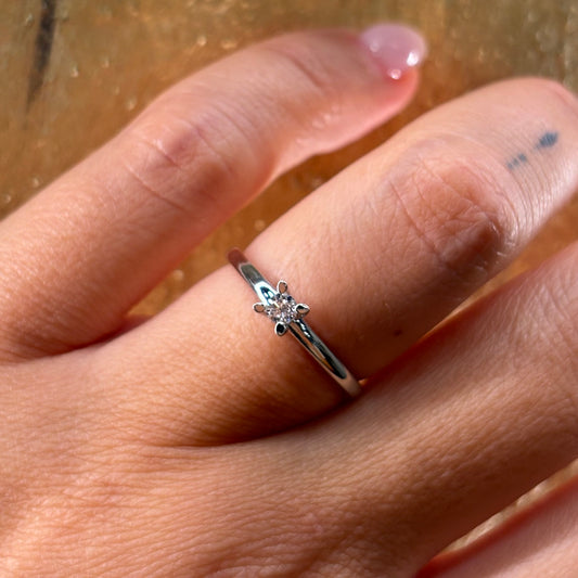 Класически годежен пръстен бяло злато с диамант 0.10 карата