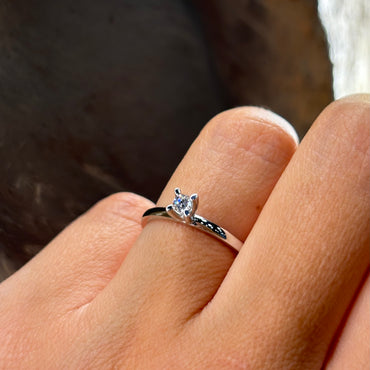 Класически годежен пръстен бяло злато с диамант 0.10 карата