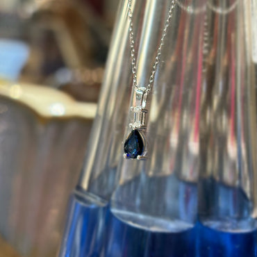 Диамантено колие за жена с вкус към нежните златни колиета бяло злато със сапфир и диаманти