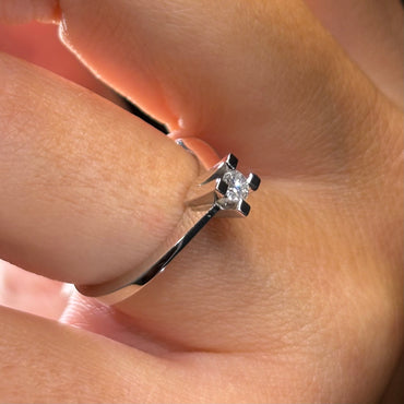 Годежен пръстен от бяло злато с диамант 0.13 карата