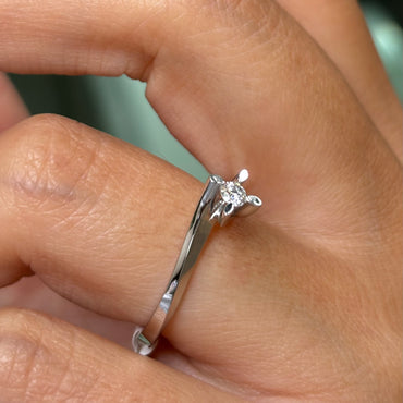 Годежен пръстен от бяло злато с диамант 0.12 карата