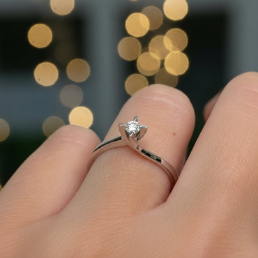 Годежен пръстен от бяло злато с диамант 0.12 карата