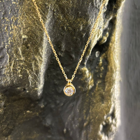 Висулка от жълто злато с диамант в обков 0.15 карата