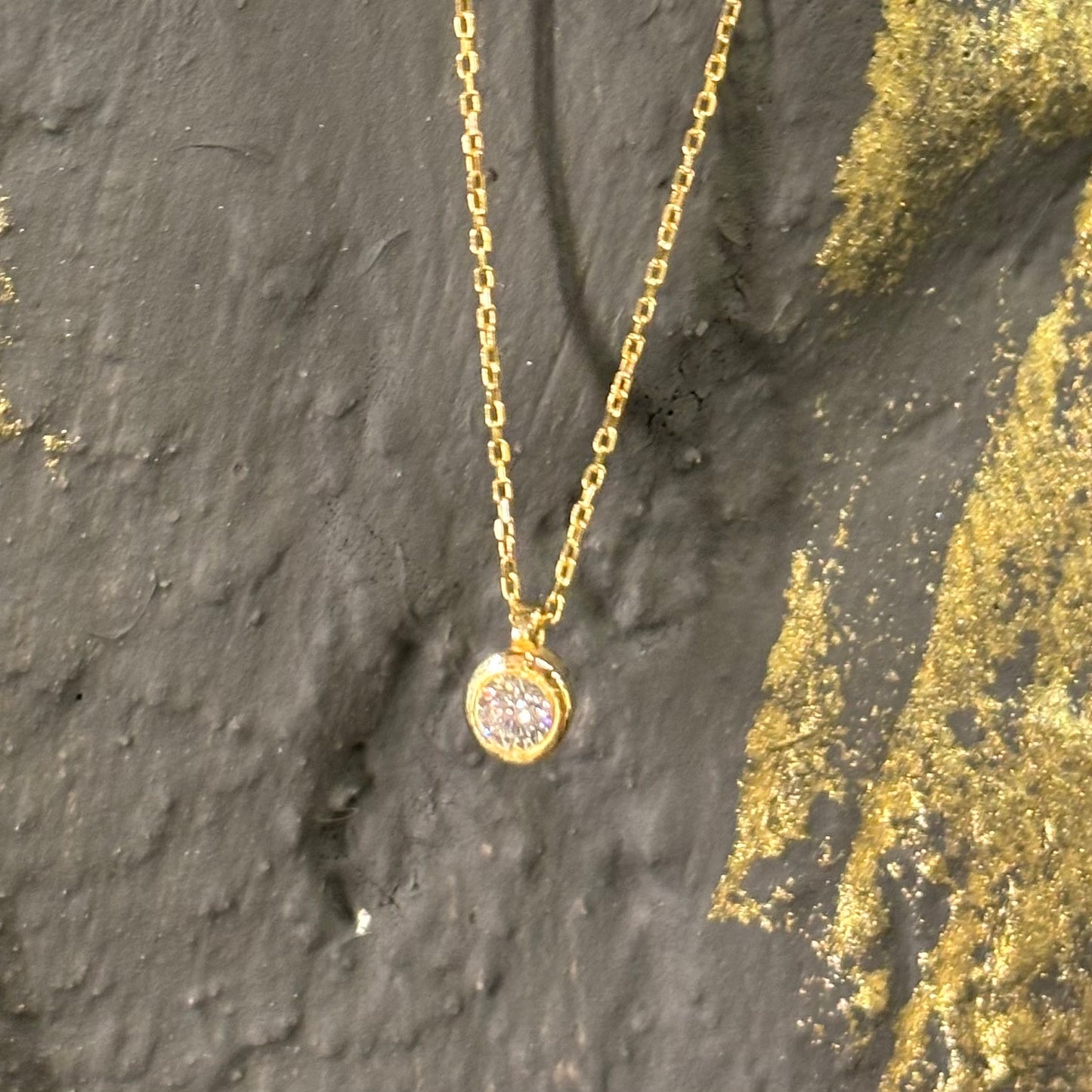 Висулка от жълто злато с диамант в обков 0.15 карата