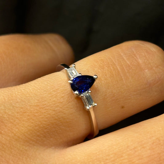 Пръстен от бяло злато със сапфир и диаманти baguette 0.67 карата