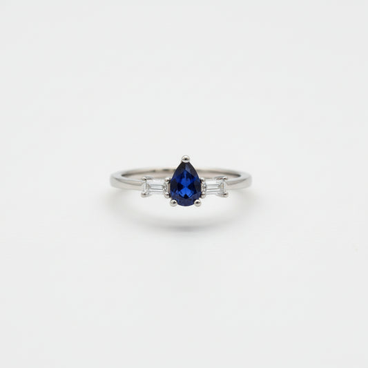 Пръстен от бяло злато със сапфир и диаманти baguette 0.67 карата