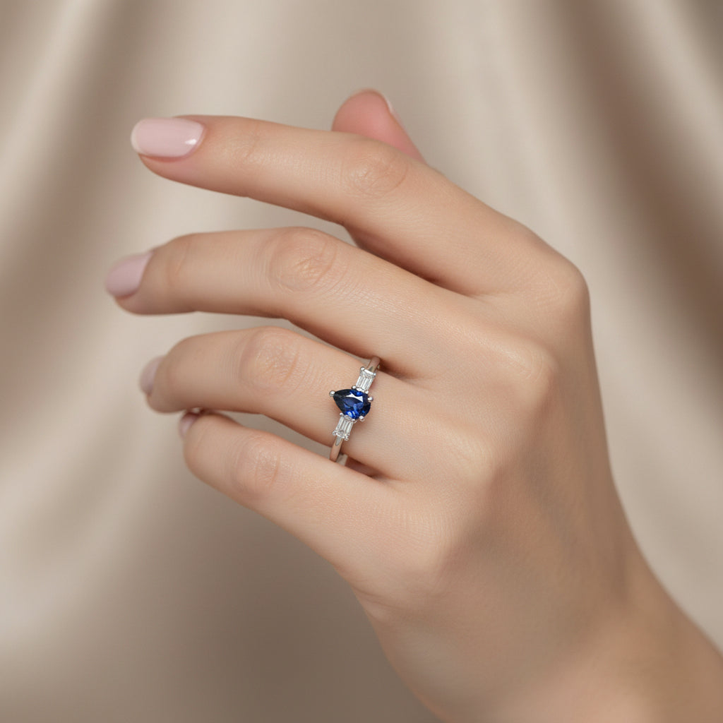 Пръстен от бяло злато със сапфир и диаманти baguette 0.67 карата