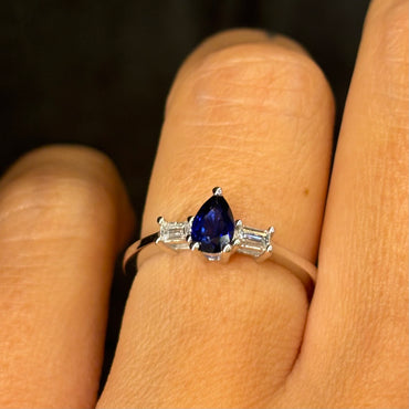 Пръстен от бяло злато със сапфир и диаманти baguette 0.67 карата