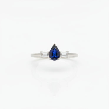 Пръстен от бяло злато със сапфир и диаманти baguette 0.67 карата