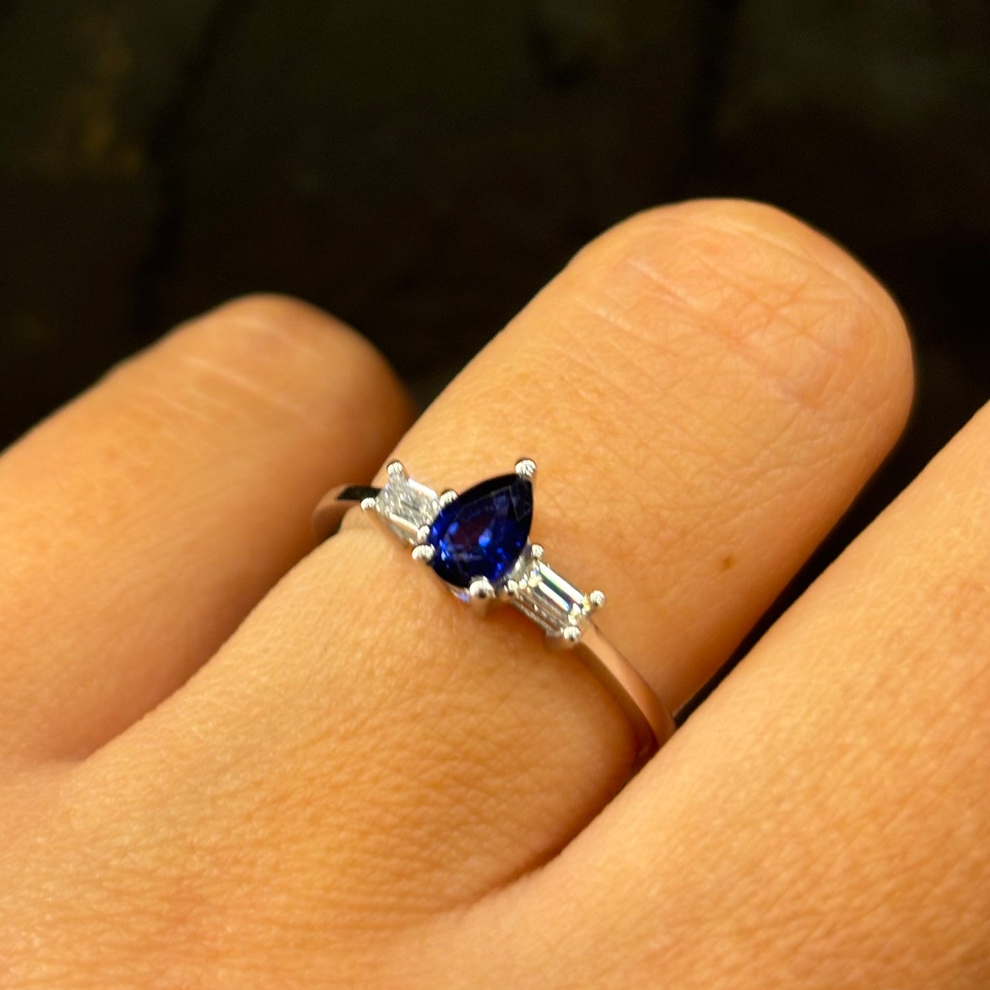 Пръстен от бяло злато със сапфир и диаманти baguette 0.67 карата