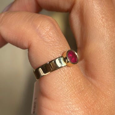 Пръстен от жълто злато с рубин 0.64 карата