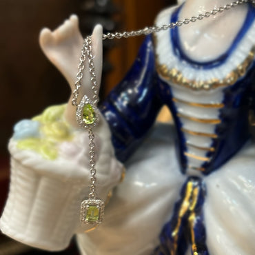 Висулка от бяло злато с диаманти и перидоти 0.78 карата