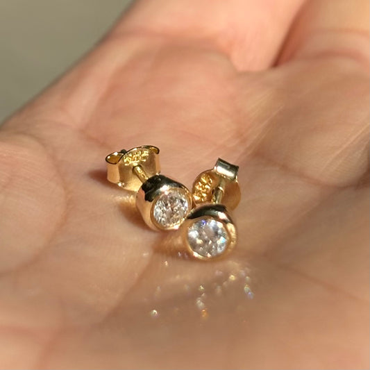 Обеци от жълто злато с диаманти в обков 0.31 карата