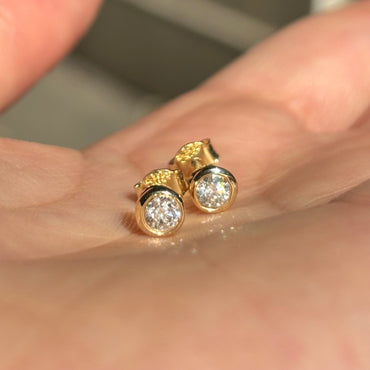 Обеци от жълто злато с диаманти в обков 0.31 карата