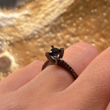 Дамски пръстен от черно злато с черни диаманти 0.73 карата