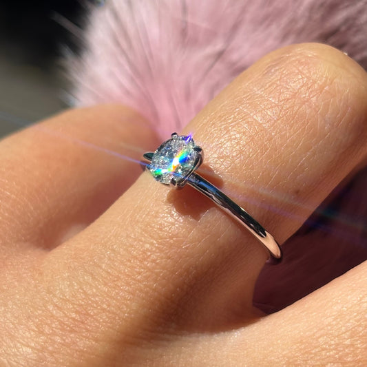 Пръстен бяло злато с диамант овал 0.60 карата GIA