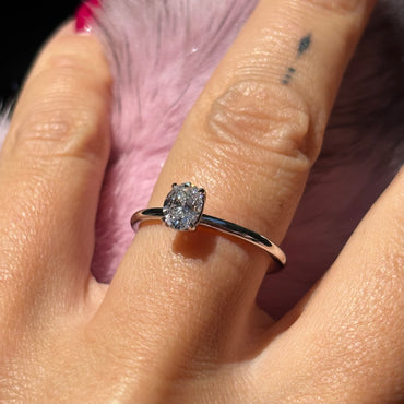 Пръстен бяло злато с диамант овал 0.60 карата GIA