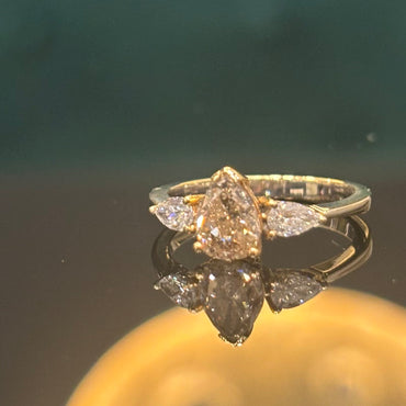 Диамантен пръстен за инвестиция с цветен диамант шампанско и бели диаманти във капковидна форма с общ карат 1.32 карата