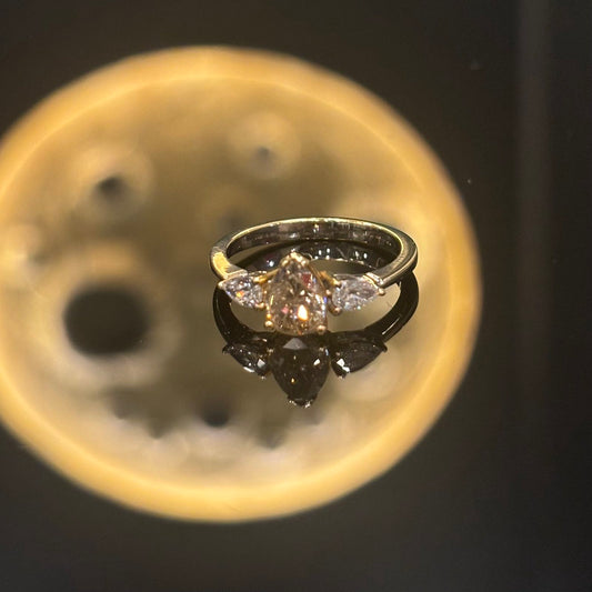 Пръстен с диамант 1.00 карат Fancy Light Yellow-Brown и два бели диаманта 0.32 карата GIA