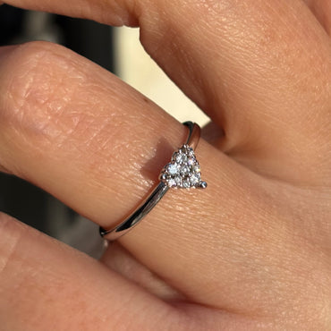 Красив и елегантен годежен пръстен тейлър с диаманти и тънка халка бяло злато