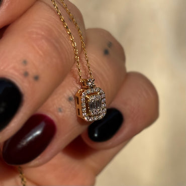 Висулка от жълто злато с диаманти 0.18 карата