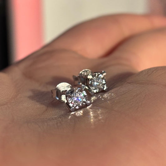 Обеци от бяло злато с диаманти на винт 0.20 карата