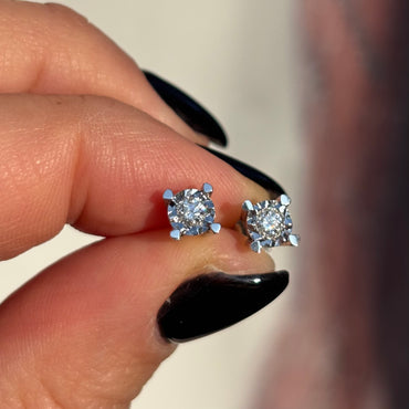 Обеци от бяло злато с диаманти на винт 0.20 карата