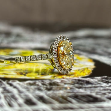 Дамски пръстен от бяло злато с жълт диамант и бели диаманти 1.43 карата