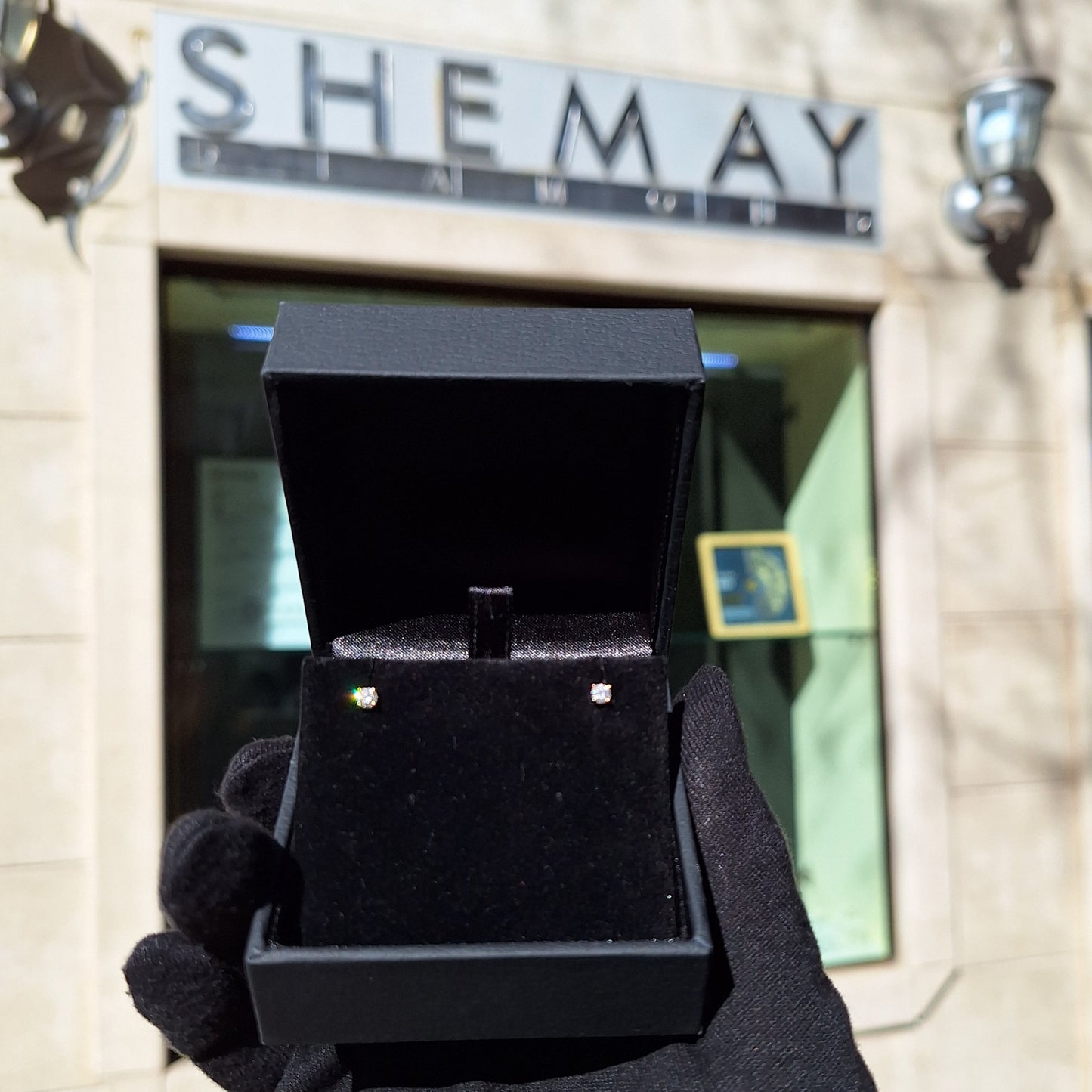 Малки диамантени обеци с малки диаманти, изработени от жълто злато 14 карата с диаманти 0.20 карата