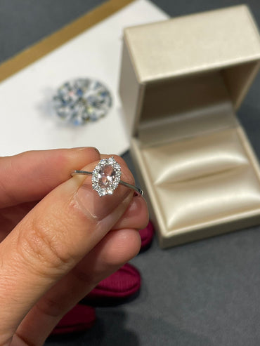 Дамски пръстен от бяло злато с диаманти и морганит 0.58 карата