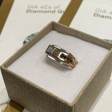 Златен мъжки пръстен с черни и бели диаманти 0.37 карата