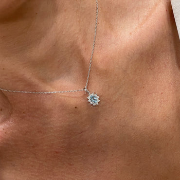 Висулка от бяло злато с аквамарин и диаманти 0,83 карата