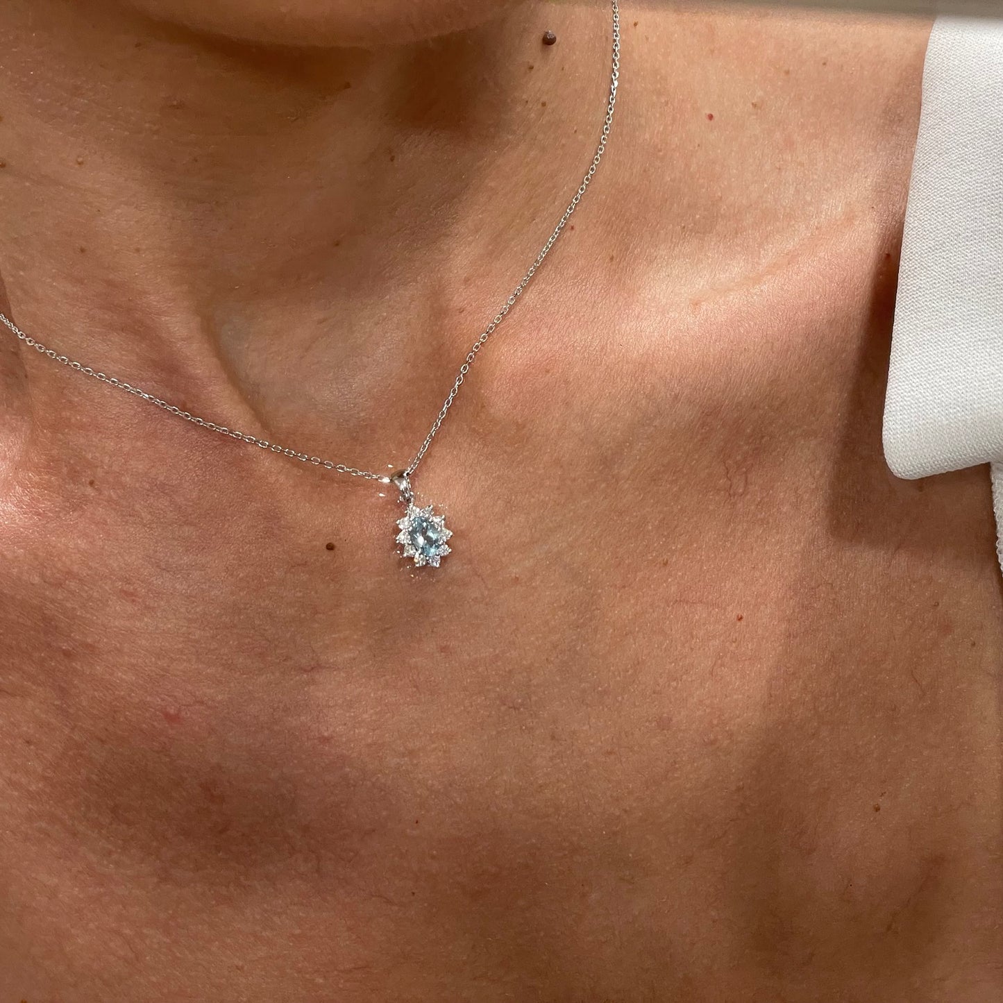 Висулка от бяло злато с аквамарин и диаманти 0,83 карата