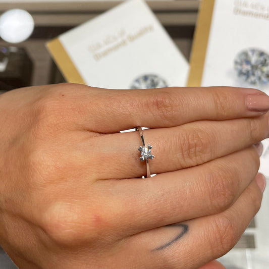 Годежен пръстен от бяло злато с диамант 0.11