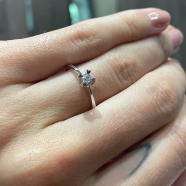 Годежен пръстен от бяло злато с диамант 0.11