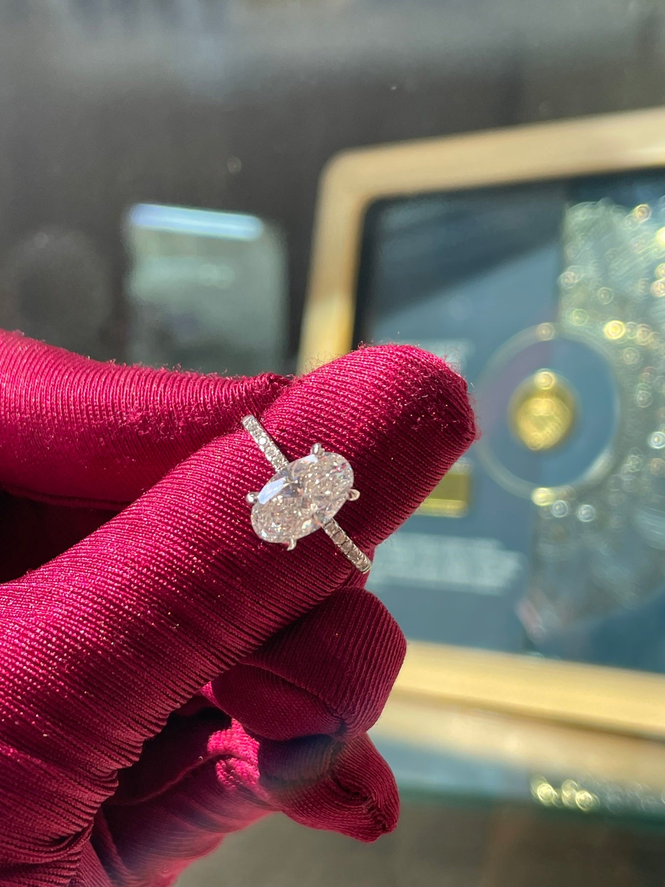 Пръстен с инвестиционен диамант 2.00 карата HRD във форма овал и диаманти 0.12 карата