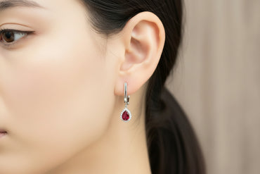 Диамантени обеци с рубини от бяло злато с английско закопчаване 3.00 карата